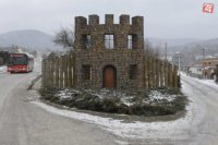 Na snímke nad obcou Ruská Nová Ves sú skryté zvyšky zrúcaniny Zbojníckeho hradu.