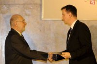 Cenu za celoživotný tvorivý umelecký prínos v oblasti hereckej tvorby si prebral Leopold Haverl od ministra kultúry SR Daniela Krajcera. 3. marec 2011