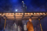 Na snímke herci dole Leopold Haverl (Jozef Katz) a hore Csongor Kassai (Tóno Brtko) počas ukážky z muzikálu "Obchod na korze" 25. marca 2014.