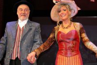 Prvá premiéra muzikálu Hello, Dolly! sa skončila 27.januára 2006 v Bratislave niekoľkominútovým standing ovation.