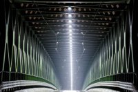 Na snímke nasvietená električková trať Starého mosta 16. februára v Bratislave. Foto - Jakub Kotian