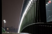 Na snímke nasvietená nová konštrukcia Starého mosta v Bratislave. Foto - Jakub Kotian