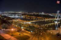 Večerný pohľad na bratislavské mosty. Vpredu most SNP,  osvetlená nová mostná konštrukcia Starého mosta, most Apollo a celkom vzadu Prístavný most. Foto - Michal Svítok.