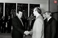 Novovymenovaná vláda Slovenskej republiky na čele s Vladimírom Mečiarom zložila 27. júna 1990 na Bratislavskom hrade do rúk predsedu SNR Františka Mikloška ústavou predpísaný sľub.