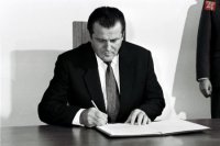 Na archívnej snímke predseda vlády Vladimír Mečiar podpisuje sľub.