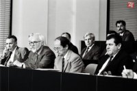 Programové vyhlásenie vlády. Na archívnej snímke v prvom rade sprava predseda vlády Vladimír Mečiar, podpredseda vlády Ján Čarnogurský, podpredseda vlády Vladimír Ondruš  a minister plánovania Rudolf Filkus.