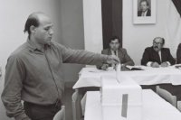 V ilavskom ústave Zboru nápravnej výchovy sa rozhodlo zúčastniť 90 % odsúdených v prvých slobodných voľbách po roku 1945. Na snímke pohľad do volebnej miestnosti počas volebného aktu jedného z odsúdených v ilavskom ÚZNV SR, kde si odpykáva trest.