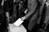 Predseda Federálneho zhromaždenia  ČSFR Alexander Dubček pri volebnom akte v Bratislave 8. júna 1990.
