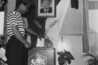 Rok 1964. Na archívnej snímke volí Vendelín Mazáč , vojak poriečneho oddielu Pohraničnej stráže v Bratislave.