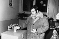26. novembra 1971 v Bratislave hokejový brankár reprezentačného mužstva ČSSR a Slovana Bratislava Vladimír Dzurilla vhadzuje lístok počas volieb do Slovenskej národnej rady .