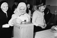 27. novembra 1971 odovzdávajú svoj hlas občania z Domu dôchodcov v bratislavskej Petržalke, uprostred najstaršia obyvateľka Domu dôchodcov 96-ročná Katarína Illiťová.