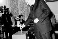 Na archívnej snímke z 22. novembra 1976 volí člen Predsedníctva ÚV KSČ , prvý tajomník ÚV KSS Jozef Lenárt v bratislavskej Strednej priemyselnej škole elektrotechnickej na Zochovej ulici.