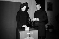 22. novembra 1976 volia manželia , národný umelec Mikuláš Huba (vpravo) a národná umelkyňa Mária Hubová -Kišoňová , poprední členovia Slovenského národného divadla v Bratislave.