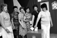 Na archívnej snímke z 24. mája 1986 odovzdávajú svoj hlas dojičky JRD Trenčín.