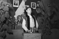 28. novembra 1954 v oravskej obci Suchá Horá roľník Jozef Krupa vkladá voličský lístok do urny počas priamych volieb do Národného zhromaždenia a Slovenskej národnej rady.