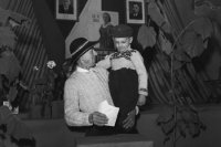 28. novembra 1954 v oravskej obci Suchá Horá volič vkladá voličský lístok do urny počas priamych volieb do Národného zhromaždenia a Slovenskej národnej rady.