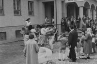 Na archívnej snímke z 13. júna 1960 ľudia tancujú pred volebnou miestnosťou na Kysuciach počas volieb do Národného zhromaždenia a Slovenskej národnej rady.