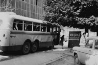 13. júna 1960 závodný autobus podbrezovských železiarní zváža občanov zo vzdialenejších miest volebného obvodu do volebnej miestnosti počas volieb.