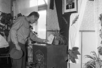 Rok 1964. Na archívnej snímke volí Jozef Šimko , príslušník jednotky Pohraničnej stráže v Bratislave.