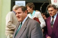 Na snímke V. Mečiar /v popredí/ opúšťa volebný okrsok, po zistení, že spolu s manželkou neboli zapísaní do zoznamu voličov.