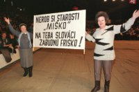Záber z mítingu HZDS v hale na Pasienkoch, 5. február 1998. Babky demokratky držia pozdrav pre prezidenta Kováča.
