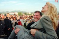 Premiér SR Vladimír Mečiar si pri otváraní dialničného úseku pri Ilave zatancoval s nemeckou topmodelkou Claudiou Schifferovou a vzal ju do náručia za veľkého ohlasu prizerajúceho sa davu 10. septembra 1998.