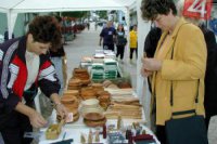 Staromestské slávnosti z roku 2000. Na snímke predaj ľudových výrobkov na Námesti Andreja Hlinku v Žiline.