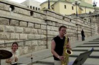 Pred blížiacim sa záverom školského roka 2000 sa v Žiline na schodoch prezentvali hrou na rôzne hudobné nástroje žiaci  z umeleckých škôl v meste.