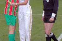 Slávnostným výkopom otvorila 15. septembra 2000 popoludní na futbalovom štadióne MŠK Žilina speváčka Helena Vondráčková futbalový zápas, v ktorom proti sebe nastúpili tím slovenských populárnych osobností doplnený o bývalých futbalistov .