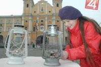 Deň pred Štedrým dňom 23. decembra 2000 si občania Žiliny mohli na Marianskom námesti zobrať Betlehemské svetlo. Osobne ho z Viedne doviezli slovenskí skauti zo Žiliny. Na snímke mladá skautka s betlehemským svetlom.