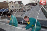Na snímke z 29. novembra 2002 pracovníci montujú vianočné elektrické osvetlenie na fontánu pred radnicou.
