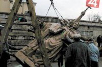 V Žiline pri Farskom kostole pribudlo 12.12.2000 pätmetrové súšošie Cyrila a Metoda, ktorého autorom je akademický sochár Peter Berák. Mesto Žilina zaň zaplatilo okolo 5 miliónov korún.