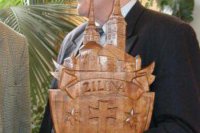 Predseda HZDS - ĽS Vladimír Mečiar s erbom Žiliny, ktorý dostal od primátora Žiliny Jána Slotu počas návštevy Žiliny 19.marca 2001.