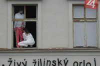 Okná tvorivého centra Ateliér na Mariánskom námestí v Žiline sa v piatok 29. novembra 2002 dopoludnia premenili na živý orloj.