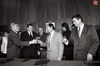 Na snímke zľava z 11. decembra 1994 v Bratislave predseda RSS Pavol Delinga, predseda HZDS Vladimír Mečiar, predseda RZS Ján Ľupták a predseda SNS Ján Slota počas slávnostného prípitku po podpise koaličnej dohody..