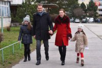 Predseda OĽaNO-NOVA Igor Matovič s manželkou Pavlínou a deťmi prichádzajú do volebnej miestnosti vo voľbách do Národnej rady SR v Trnave. Foto: Lukáš Grinaj