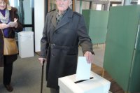 Na snímke jeden z najstarších voličov v Malackách, 93-ročný Štefan Petrivalský, autor foto: Erik Mader