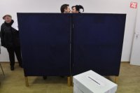 Ženích Ondrej Šulc a nevesta Petra Schönovánavštívili pred svadbou volebnú miestnosť v Dubnici nad Váhom. Autor foto: Radovan Stoklasa