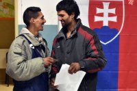 Voliči vo volebnej miestnosti v rómskej osade v Trebišove. Autor foto: Roman Hanc