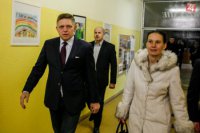 Robert Fico prichádza voliť so svojou manželkou Svetlanou