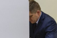 Na snímke premiér Robert Fico v priestore určenom na hlasovanie vo voľbách do NR SR vo volebnej miestnosti v Základnej škole Alexandra Dubčeka v Bratislave. Foto: Andrej Galica