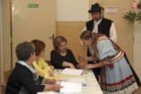 Členovia folklórneho súboru Martovce v tradičných krojoch hlasujú v Martovciach, okres Komárno. Autor Foto: Edmund Örzsik