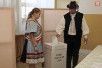 Členovia folklórneho súboru Martovce v tradičných krojoch hlasujú v Martovciach, okres Komárno. Autor Foto: Edmund Örzsik