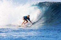 Na známej tahitskej surferskej vlne Teahupoo.