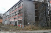 21.3.2016 - Plotom obohnaná Slovenka stále stojí a komplexu bytov a služieb sa Banskobystričania ani po rokoch nedočkali.