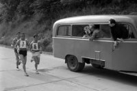 Na archívnej snímke z 3. júna 1967 vedúcu trojicu pretekárov natáča kameraman československej televízie počas 21. ročníka cestného behu Devín - Bratislava v Devíne.