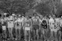 Z 27. apríla 1975 v Bratislave štart hlavnej skupiny bežcov počas 28. ročníka cestného behu Devín - Bratislava pod hradom Devín.