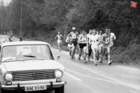 Na archívnej snímke z 3. apríla 1977 v Bratislave skupina vedúcich bežcov na čele s Petrom Suchánom (č.16) počas 30. ročníka cestného behu Devín - Bratislava.