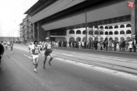 Na archívnej snímke z 3. apríla 1977 v Bratislave Dušan Moravčík (č.21) z Dukly Praha a Jozef Machálka zo ZVL Skalica pred cieľom 30. ročníka cestného behu Devín - Bratislava.