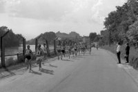 Na archívnej snímke z 3. júna 1967 v Bratislave pretekári počas 21. ročníka cestného behu Devín - Bratislava.